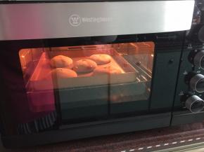 最后放入已预热好的190摄氏度的烤箱中上下火烤25分钟左右即可，最后用风门烤5分钟