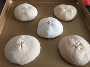 然后将面团放在烤盘里盖上保鲜膜静置30分钟后抹上面粉，用剪刀剪开