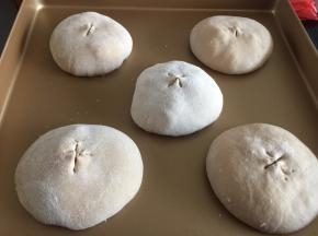 然后将面团放在烤盘里盖上保鲜膜静置30分钟后抹上面粉，用剪刀剪开