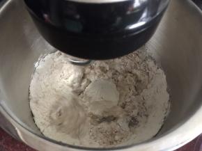 让其搅拌均匀后放入种面一起搅拌