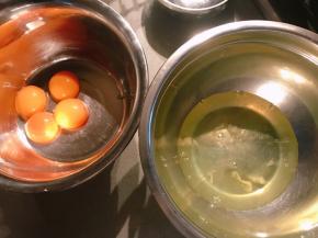 蛋白蛋黄分开两个盆。
