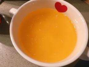 黄油切小块，加热至融化便可，不要沸腾。