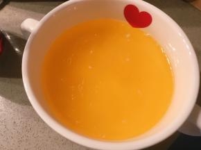 黄油切小块，加热至融化便可，不要沸腾。