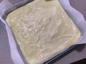 倒入烤盘，震几下，放入预热好的烤箱150度烤60分钟。