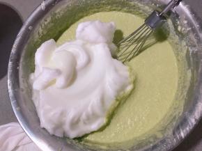 打发好的蛋白分三次加入蛋黄糊，快速搅拌均匀。