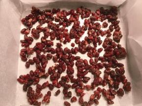 烤盘里铺上油纸，放一层红豆，放置备用。