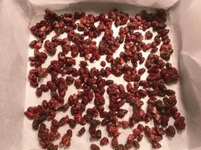 烤盘里铺上油纸，放一层红豆，放置备用。