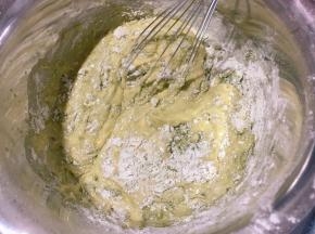 加入过筛的低筋面粉和抹茶粉，翻拌均匀后，开打蛋器最低档20秒左右，搅拌至没有面粉块即可。