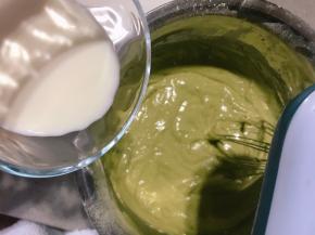 慢慢加入牛奶，一边加一边低俗搅拌，注意当心不要让牛奶溅出来～