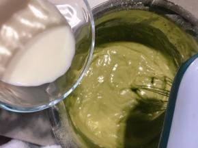 慢慢加入牛奶，一边加一边低俗搅拌，注意当心不要让牛奶溅出来～