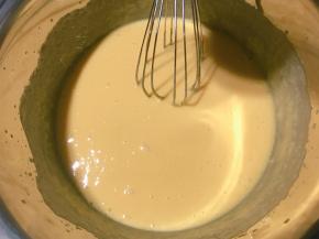 加入黄油，低速搅打均匀即可。