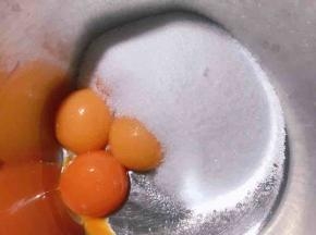 蛋黄分三次加糖，打发至颜色发白。