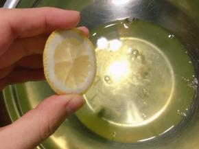 蛋白加几滴柠檬汁，打发到干性发泡。