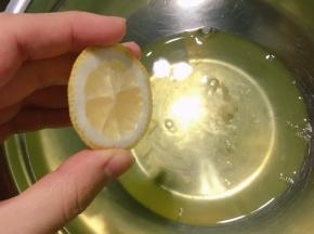 蛋白加几滴柠檬汁，打发到干性发泡。