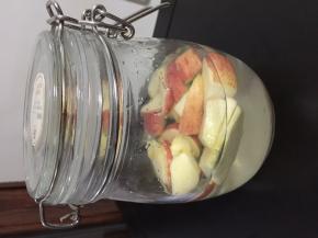 将苹果洗净后用厨房纸吸干表面水份，然后将苹果切成薄片放入无油无垢的玻璃罐里，加入清水和白砂糖搅拌均匀后室温放置5天，每天开盖搅拌一次