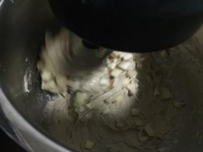 然后将水果液里的苹果切丁放入面团里一起搅拌