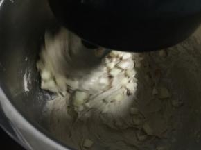 然后将水果液里的苹果切丁放入面团里一起搅拌