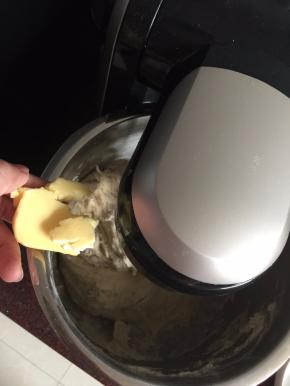 搅拌均匀后放入黄油一起搅拌均匀