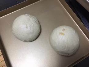 然后将搅拌好的面团取出分成300g大小的等份，盖上保鲜膜室温松弛40分钟