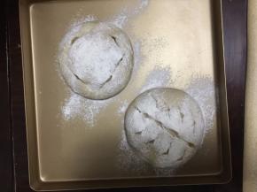 醒发好后将面团用剪刀剪开，撒上面粉