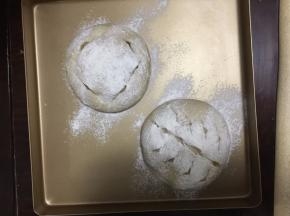 醒发好后将面团用剪刀剪开，撒上面粉