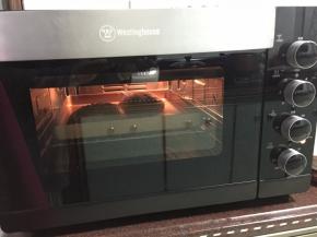 最后放入已预热好的190摄氏度的烤箱中上下火烤25分钟左右即可，最后用风门烤5分钟