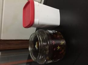 取黑提子洗净后放入无油无水的玻璃器皿中，加入纯净水和100g白砂糖搅拌均匀后放入洗净的提子