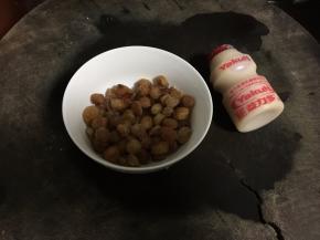 桂圆洗净后放在碗中加入益力多浸泡