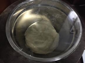 取出和好的面团放入容器中，盖上保鲜膜放入冰箱冷藏24小时