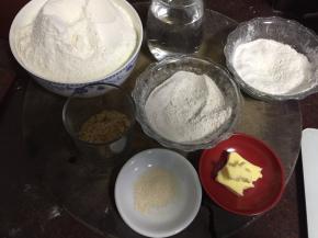 准备好主面团的材料