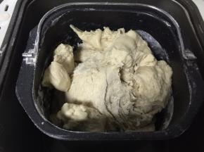 种面撕成小块也一起放入面包机中，按和面键