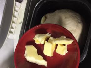 面团搅拌均匀后放入黄油