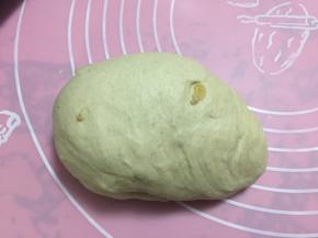 再静置好的面团分成350g的等份，每一份用手的虎口出揉搓紧实