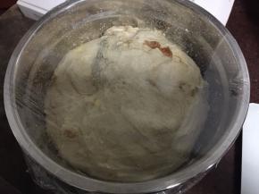 然后将和好的面放在容器里盖上保鲜膜在室温静置1个小时