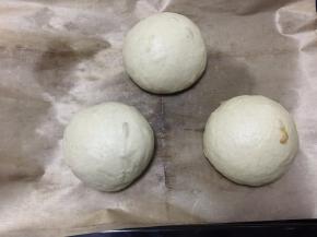 然后放入铺有油纸的烤盘中，盖保鲜膜（不要盖太紧）常温静置40分钟，或烧开一碗水放入烤箱中待水蒸汽笼罩烤箱将面包放入静置20分钟