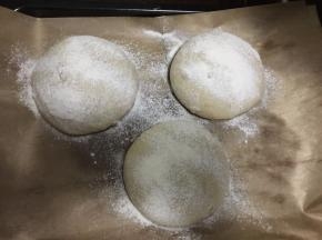 然后将面包取出表面撒上面粉