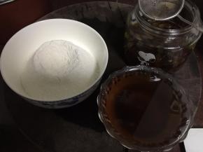 准备好葡萄种面材料