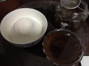 准备好葡萄种面材料