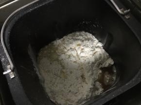将葡萄液和面粉放入面包机中搅拌均匀