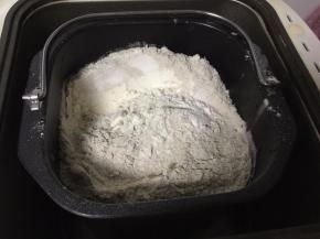 然后将所有材料除黄油外放入面包机中
