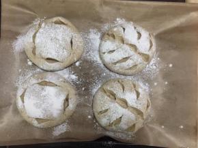 撒上面粉，再用剪刀剪出花样