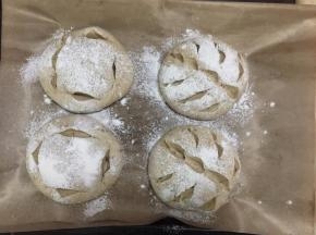撒上面粉，再用剪刀剪出花样