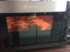 烤箱220摄氏度预热20分钟后放入烤箱中层烤30分钟，洒一碗水入烤箱一起烤