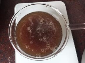 将清水和黑糖调匀