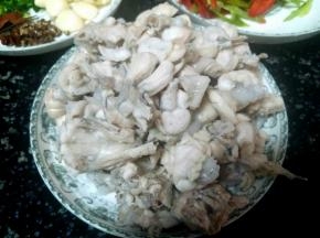 田鸡先加水煮开，煮出浮沫，捞起来用水冲干净，沥干水分待用（煮的照片没拍，我就没上传了，这是煮好的田鸡图片）