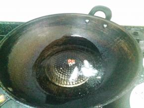 锅里放油烧开，下桂皮八角下去爆香。