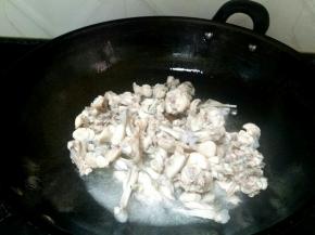 田鸡倒进去翻炒