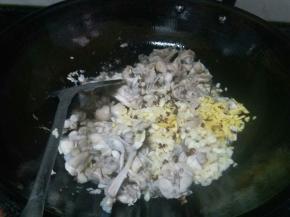 炒一会后下姜蒜花椒下去翻炒，倒入料酒继续翻炒