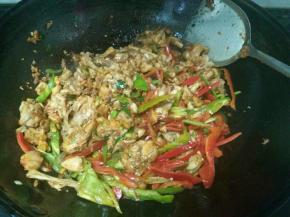 放入大蒜苗跟辣椒继续翻炒，炒到现在，应该会有点干了，可以沿锅边加入少量的水，让田鸡不要太干，也好入味，继续翻炒到辣椒都熟透了就可以了，因为前面放了豆瓣酱跟酱油，都是咸的，所以就不再放盐了，如果觉得不够味，可以加点