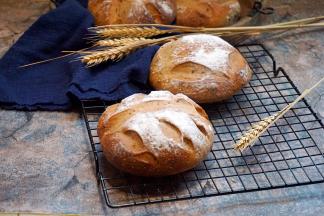 出炉放在烤架上晾凉